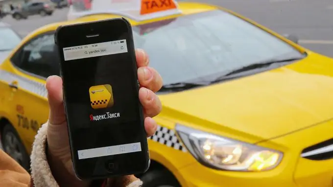 Taxiul Yandex lucrează la mașină