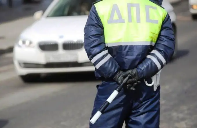 Ceļu policijas darbinieks uz ceļa