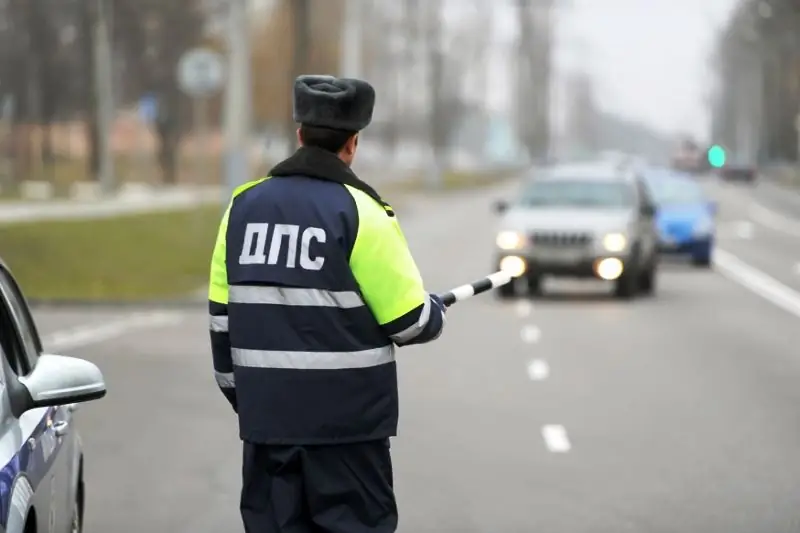 Ceļu policijas darbinieks uz ceļa