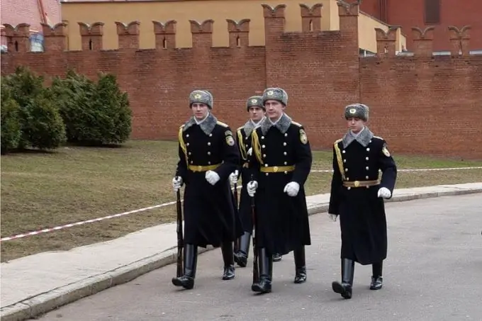 Hoe om in die Kremlin-regiment te dien